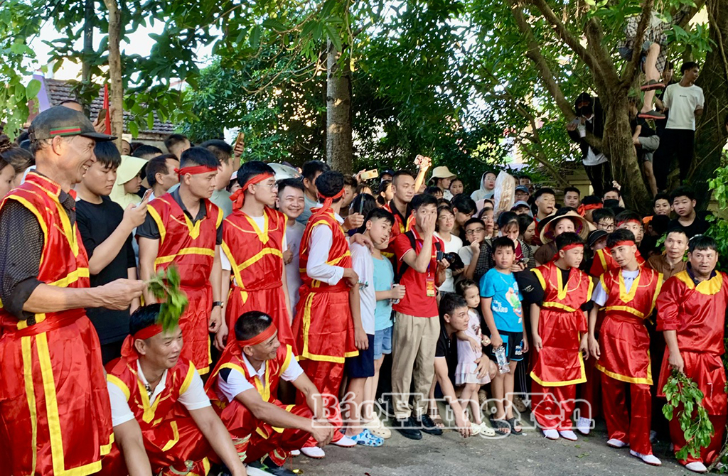 Hàng nghìn người dân, du khách hào hứng theo dõi trò diễn dân gian “đánh hổ” tại lễ hội truyền thống đền An Xá.