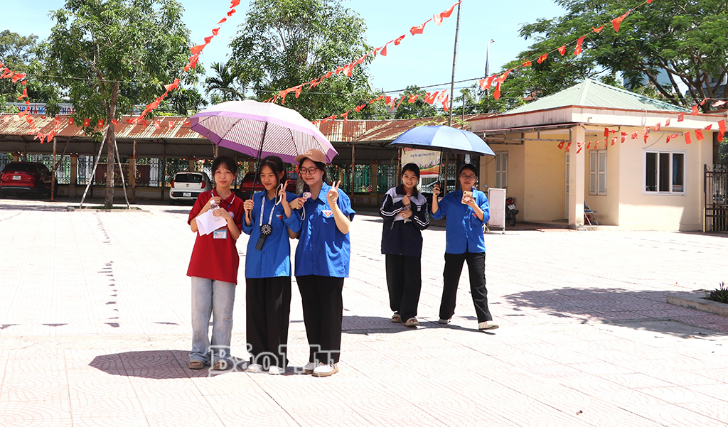 Đoàn viên thanh niên nhiệt tình hỗ trợ, hướng dẫn thí sinh.
