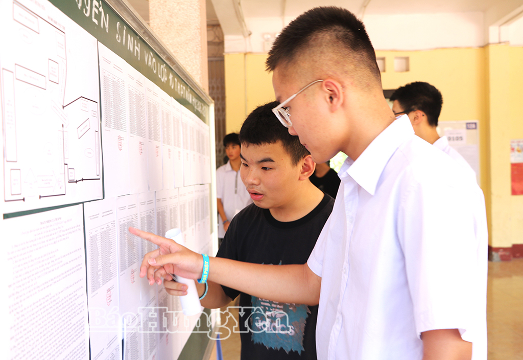 Thí sinh kiểm tra lại thông tin dự thi tại bảng niêm yết tại Hội đồng coi thi Trường THPT VV88id nổ hũ.