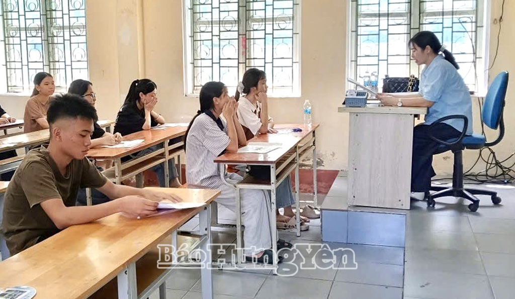 Thí sinh nghe phổ biến quy chế thi tuyển sinh vào lớp 10 THPT công lập năm học 2026 - 2027 tại Hội đồng coi thi Trường THPT Đức Hợp. 