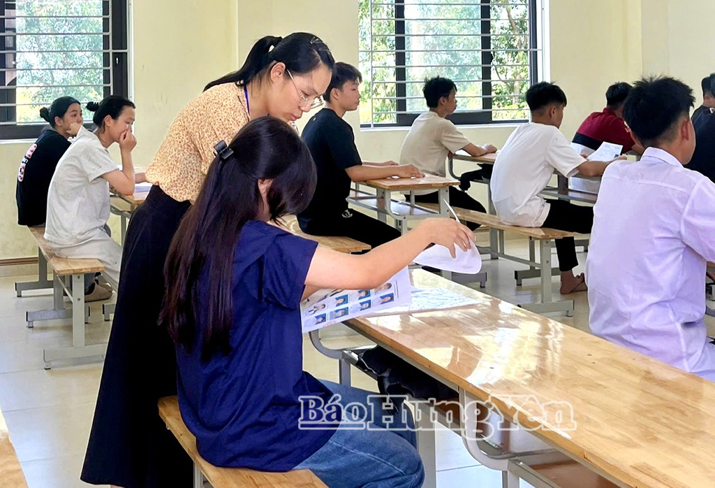 Giám thị kiểm tra thông tin của thí sinh tại Hội đồng coi thi Trường THPT Phạm Ngũ Lão.