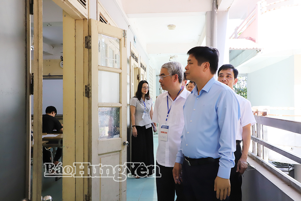 Các đồng chí Phạm Văn Nghiêm, Phó Chủ tịch UBND tỉnh; Phạm Đồng Thụy, Ủy viên Ban Thường vụ VV88 casino, Giám đốc Sở Giáo dục và Đào tạo kiểm tra công tác coi thi tại Hội đồng coi thi THPT Chuyên VV88id nổ hũ.