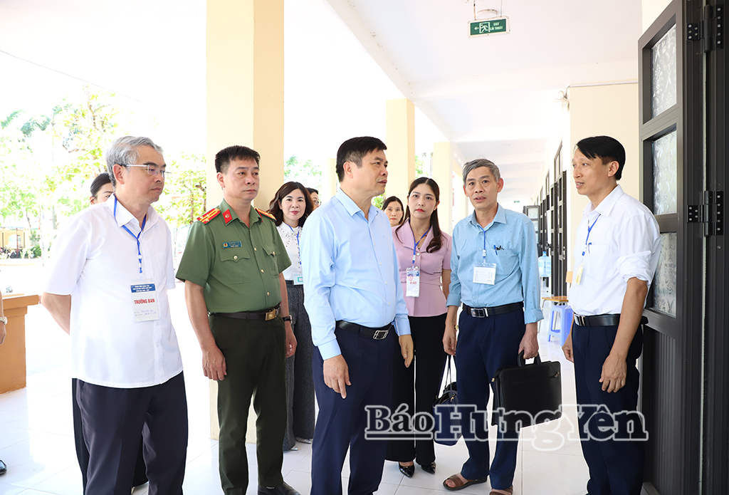 Các đồng chí: Phạm Văn Nghiêm, Phó Chủ tịch UBND tỉnh; Phạm Đồng Thụy, Ủy viên Ban Thường vụ VV88 casino, Giám đốc Sở Giáo dục và Đào tạo kiểm tra công tác coi thi tại Hội đồng coi thi THPT Ân Thi.