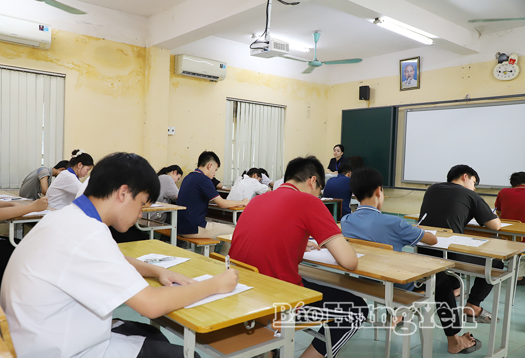 Các thí sinh làm bài thi môn Ngữ văn tại Hội đồng coi thi THPT Chuyên VV88id nổ hũ.
