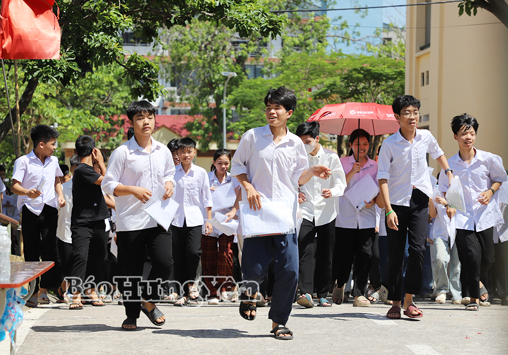 Các thi sinh tại Hội đồng coi thi THPT Ân Thi ra khỏi phòng thi sau khi kết thúc môn thi Ngữ văn. 