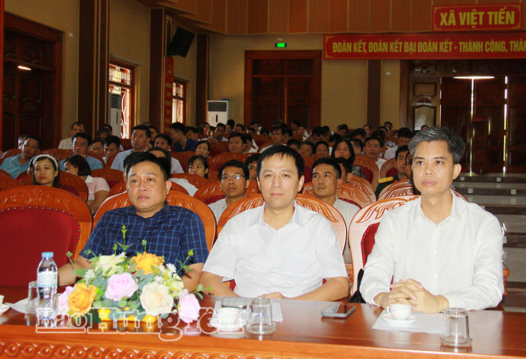 Đồng chí Nguyễn Văn Chiến, Ủy viên Ban Thường vụ Tỉnh ủy, Trưởng ban Tuyên giáo và Dân vận Tỉnh ủy, Phó Trưởng ban Thường trực Ban Chỉ đạo tỉnh về thực hiện phong trào thi đua “Dân vận khéo” và các đại biểu dự hội nghị tập huấn.