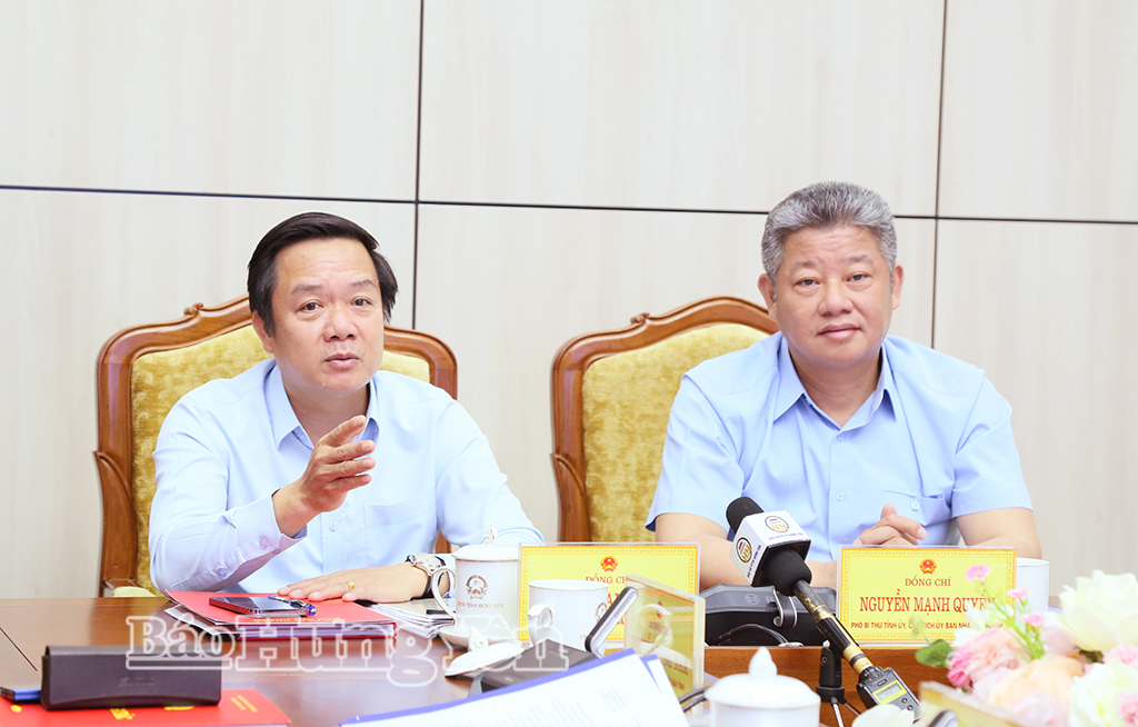 Đồng chí Phạm Quang Ngọc, Ủy viên Ban Chấp hành Trung ương Đảng, Bí thư Tỉnh ủy phát biểu tại cuộc họp.