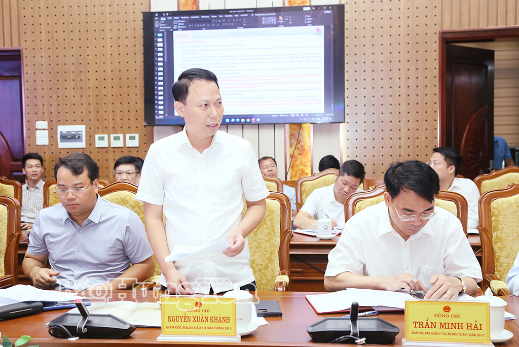 Lãnh đạo Ban Quản lý dự án đầu tư xây dựng số 2 trình bày báo cáo tại cuộc họp.