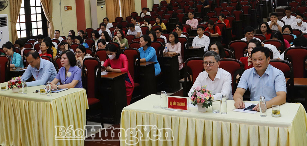 Đại biểu dự lễ khai giảng.