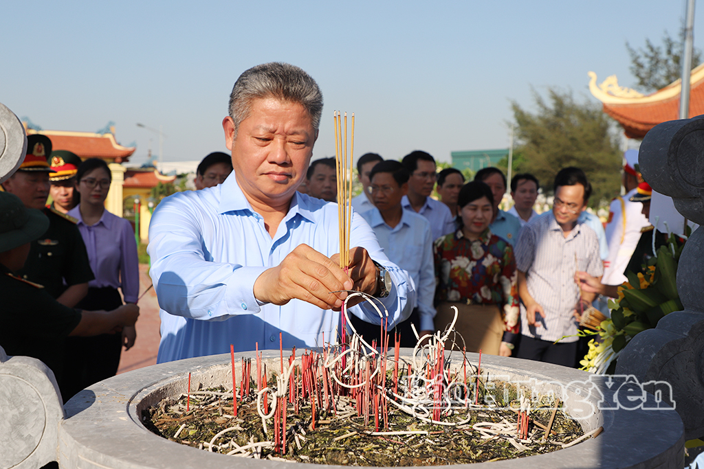 Đồng chí Nguyễn Mạnh Quyền, Phó Bí thư Tỉnh ủy, Chủ tịch UBND tỉnh và các đại biểu dâng hoa, dâng hương tưởng niệm các anh hùng liệt sĩ tại Nghĩa trang liệt sĩ Hưng Nhân.