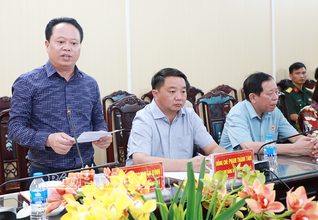 Lãnh đạo xã Long Hưng phát biểu tại buổi làm việc.
