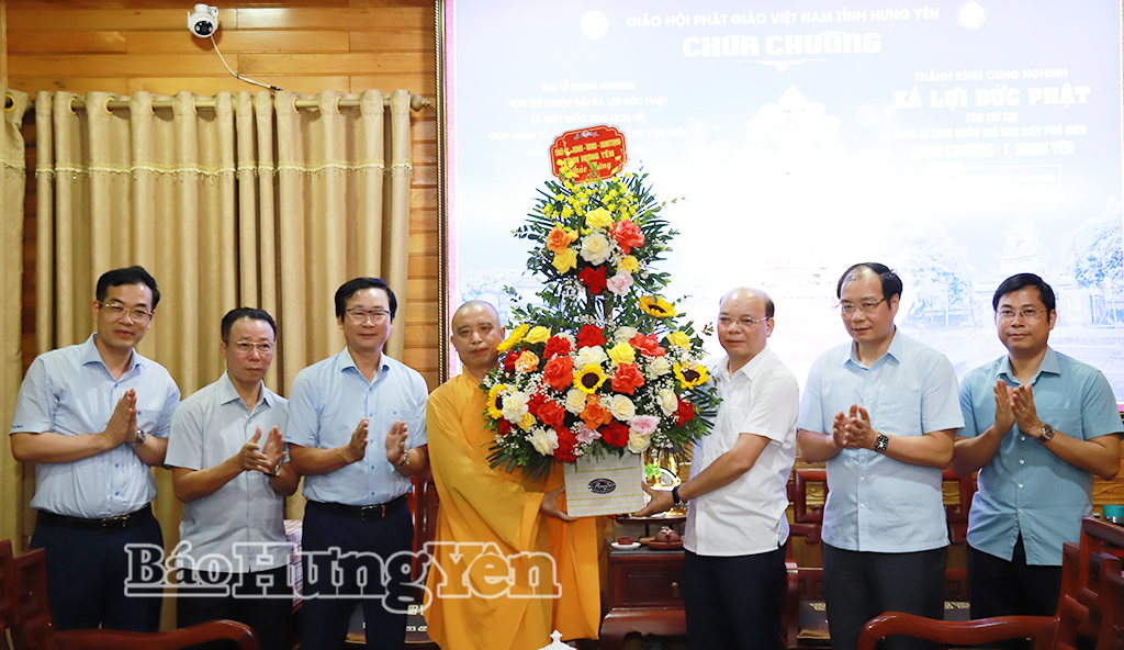 Đồng chí Đặng Thanh Giang, Ủy viên Ban Thường vụ Tỉnh ủy, Phó Chủ tịch HĐND tỉnh và đoàn công tác tặng hoa, quà của Tỉnh ủy, HĐND, UBND, Ủy ban MTTQ Việt Nam tỉnh chúc mừng các chức sắc, chức việc, tín đồ, Phật tử chùa Chuông.