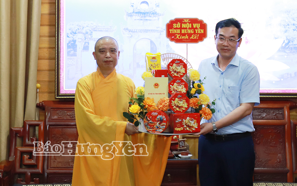 Lãnh đạo Sở Nội vụ tặng hoa, quà chúc mừng các chức sắc, chức việc, tín đồ, Phật tử chùa Chuông
