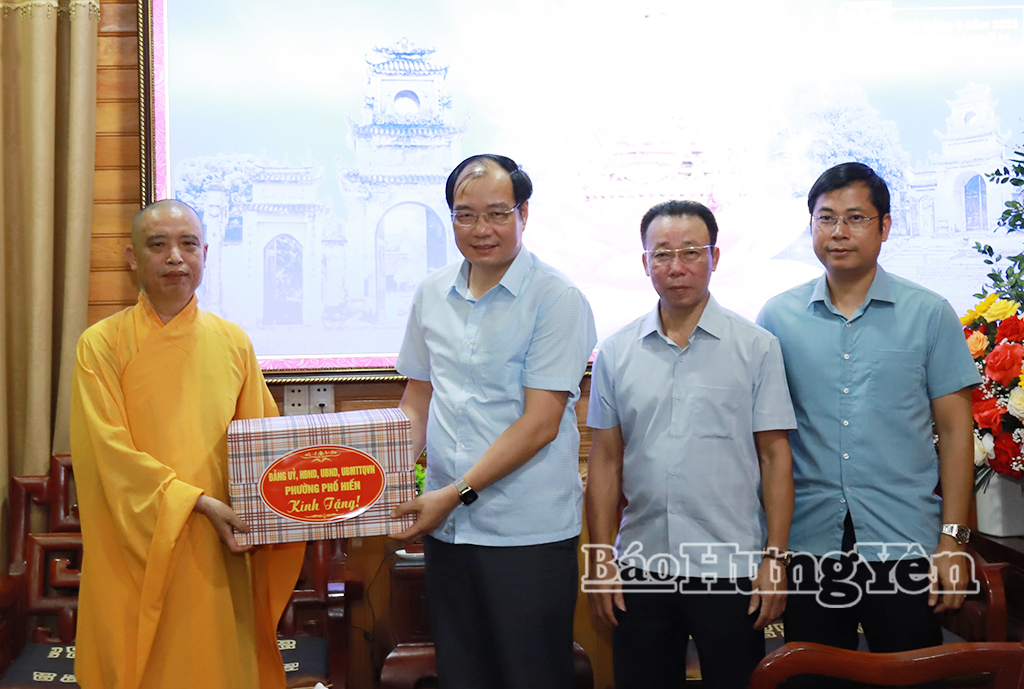 Lãnh đạo phường Phố Hiến tặng quà chúc mừng các chức sắc, chức việc, tín đồ, Phật tử chùa Chuông.