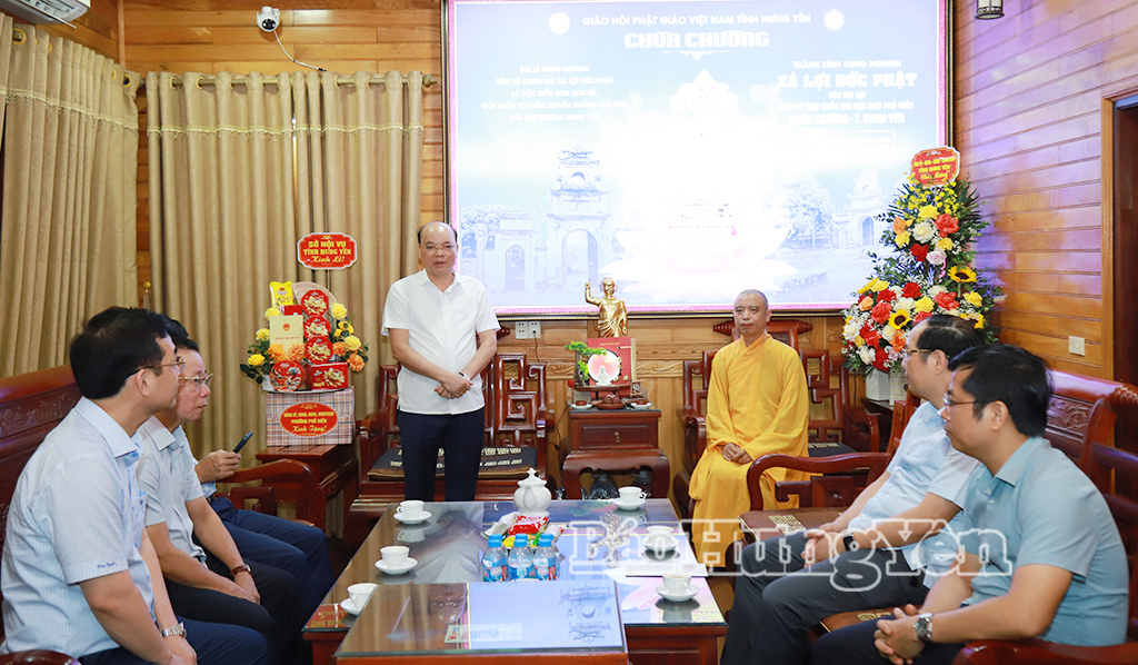 Đồng chí Đặng Thanh Giang, Ủy viên Ban Thường vụ Tỉnh ủy, Phó Chủ tịch HĐND tỉnh gửi lời chúc mừng tốt đẹp nhất đến thượng tọa Thích Thanh Khuê và chức sắc, chức việc, tín đồ, Phật tử chùa Chuông.
