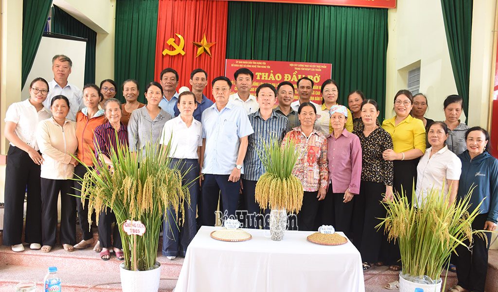 Đại biểu và các hộ dân xã Tiên Tiến tham gia mô hình tại hội thảo.