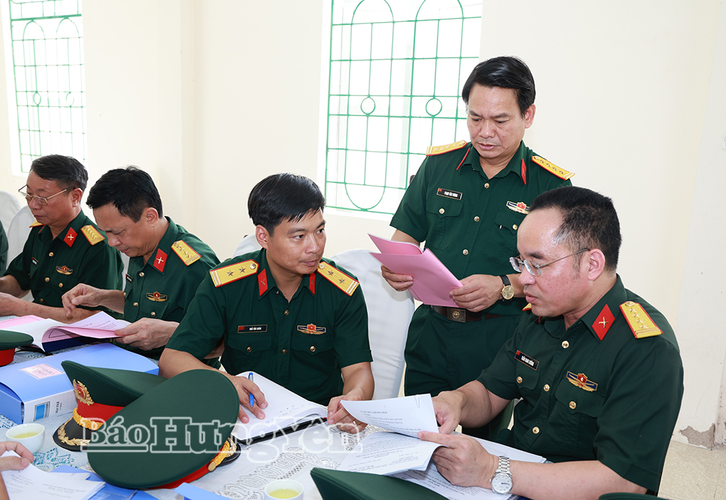 Kiểm tra hệ thống văn kiện công tác Đảng, công tác J88 com the gioi đỉnh cao tại Ban CHQS xã Đức Hợp.
