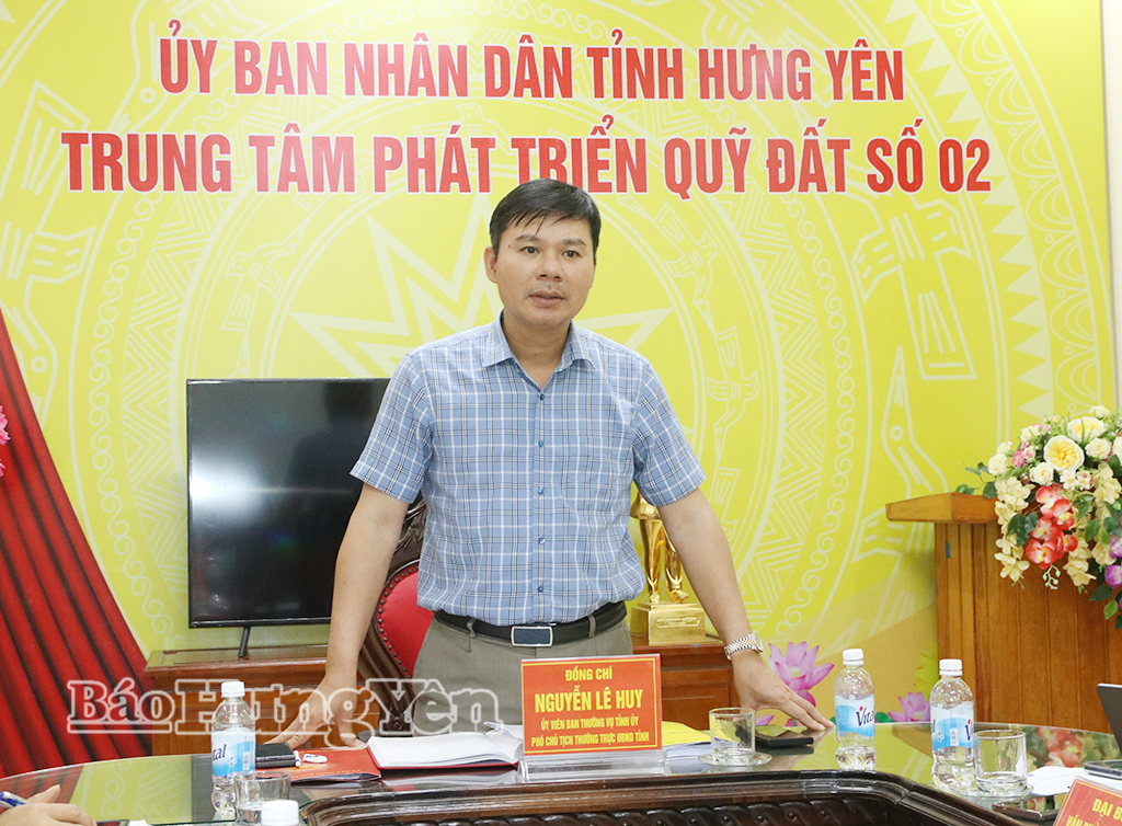 Đồng chí Phó Chủ tịch Thường trực UBND tỉnh Nguyễn Lê Huy phát biểu tại buổi làm việc với Sở Tài chính và Trung tâm Phát triển quỹ đất số 2.