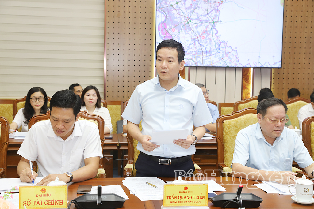 Lãnh đạo Sở Xây dựng phát biểu tại cuộc họp.