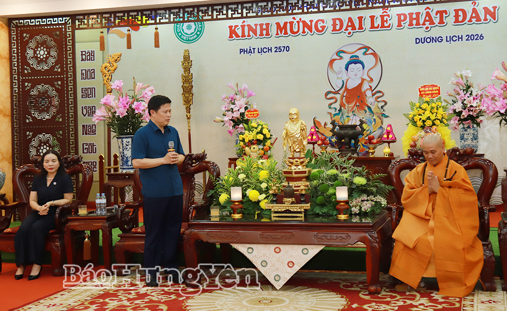 Đồng chí Trần Quốc Toản, Phó Bí thư Thường trực Tỉnh ủy, Chủ tịch Ủy ban MTTQ Việt Nam tỉnh gửi lời chúc mừng Đại đức Thích Thanh Quang, Phó Trưởng ban kiêm Chánh Thư ký Ban Trị sự Giáo hội Phật giáo Việt Nam tỉnh và các vị chức sắc, chức việc, tăng ni, phật tử chùa Tiên Quán.