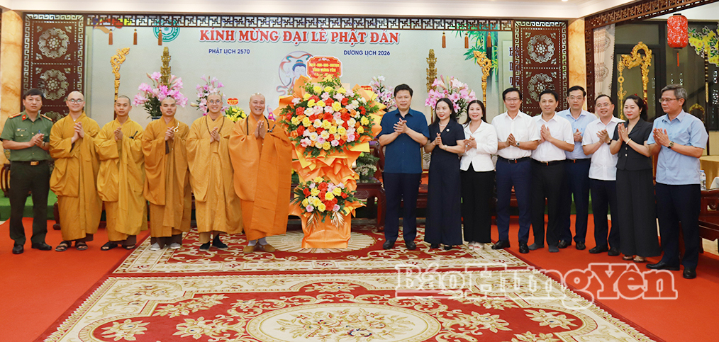 Đồng chí Trần Quốc Toản, Phó Bí thư Thường trực Tỉnh ủy, Chủ tịch Ủy ban MTTQ Việt Nam tỉnh tặng hoa chúc mừng Đại đức Thích Thanh Quang, Phó Trưởng ban kiêm Chánh Thư ký Ban Trị sự Giáo hội Phật giáo Việt Nam tỉnh và các vị chức sắc, chức việc, tăng, ni, phật tử chùa Tiên Quán.