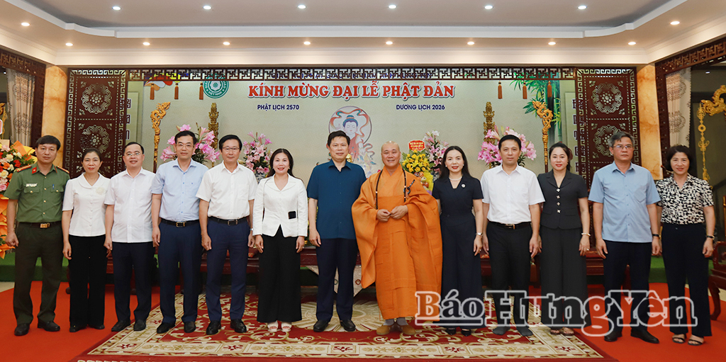 Đồng chí Trần Quốc Toản, Phó Bí thư Thường trực Tỉnh ủy, Chủ tịch Ủy ban MTTQ Việt Nam tỉnh và đoàn công tác chụp ảnh lưu niệm với Đại đức Thích Thanh Quang, Phó Trưởng ban kiêm Chánh Thư ký Ban Trị sự Giáo hội Phật giáo Việt Nam tỉnh tại chùa Tiên Quán.