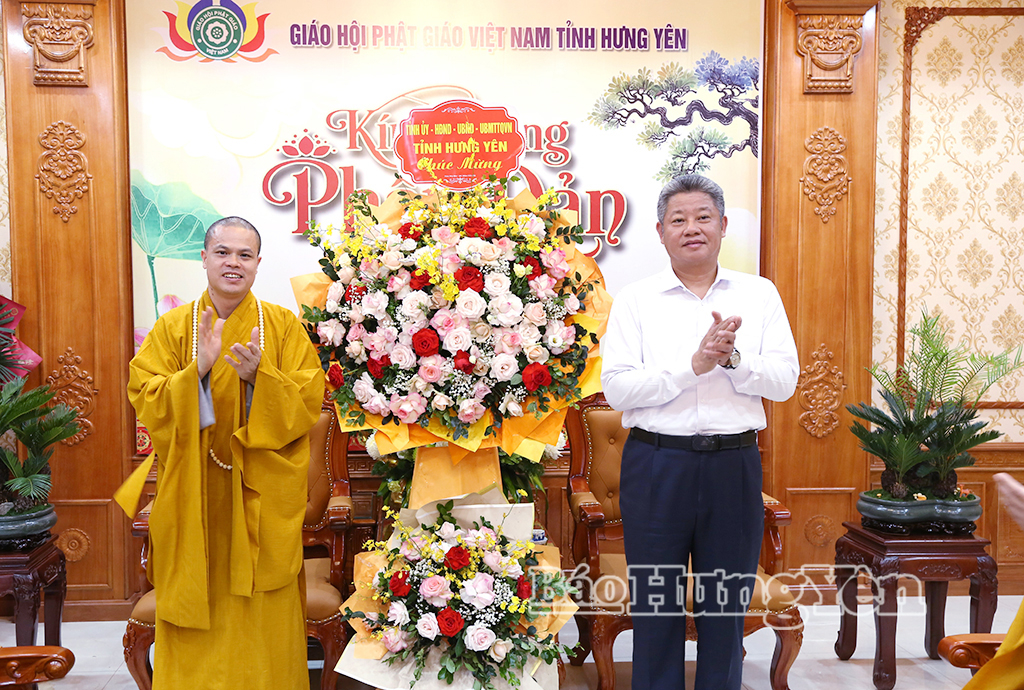Đồng chí Nguyễn Mạnh Quyền, Phó Bí thư VV88 casino, Chủ tịch UBND tỉnh tặng hoa chúc mừng Đại đức Thích Thanh Ân, Phó Trưởng ban Trị sự Giáo hội Phật giáo Việt Nam tỉnh nhân dịp Đại lễ Phật đản 2026.