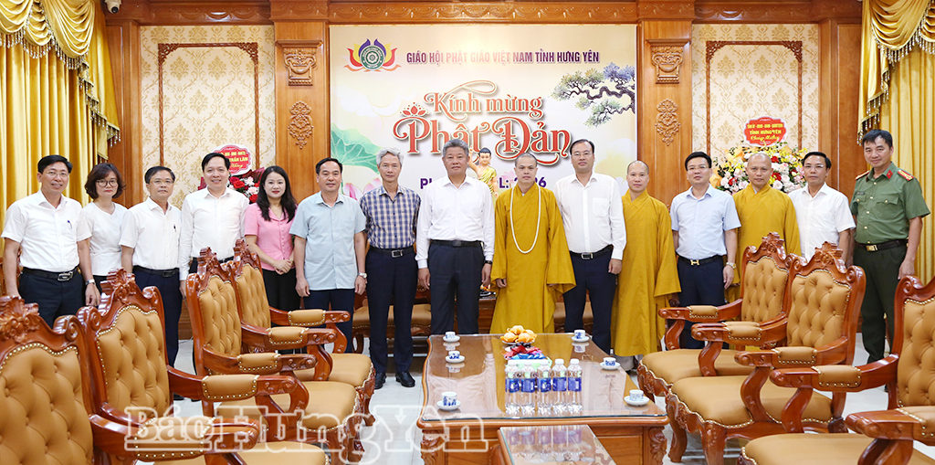 Đồng chí Nguyễn Mạnh Quyền, Phó Bí thư VV88 casino, Chủ tịch UBND tỉnh và các đại biểu chụp ảnh lưu niệm cùng chức sắc, tăng ni nhân dịp Đại lễ Phật đản 2026.