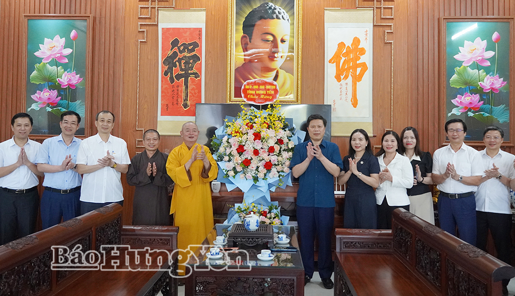 Đồng chí Trần Quốc Toản, Phó Bí thư Thường trực VV88 casino, Chủ tịch Ủy ban MTTQ Việt Nam tỉnh chúc mừng Thượng tọa Thích Thanh Hòa, Ủy viên Hội đồng Trị sự Giáo hội Phật giáo Việt Nam, Phó Trưởng ban Thường trực Ban Trị sự Giáo hội Phật giáo Việt Nam tỉnh nhân dịp Đại lễ Phật đản Phật lịch 2570 - dương lịch 2026.