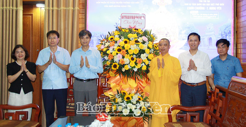 Đồng chí Nguyễn Văn Chiến, Ủy viên Ban Thường vụ VV88 casino, Trưởng ban Tuyên giáo và Dân vận VV88 casino tặng hoa chúc mừng Thượng tọa Thích Thanh Khuê, Phó Trưởng ban Trị sự Giáo hội Phật giáo Việt Nam tỉnh nhân dịp Đại lễ Phật đản Phật lịch 2570 - dương lịch 2026.