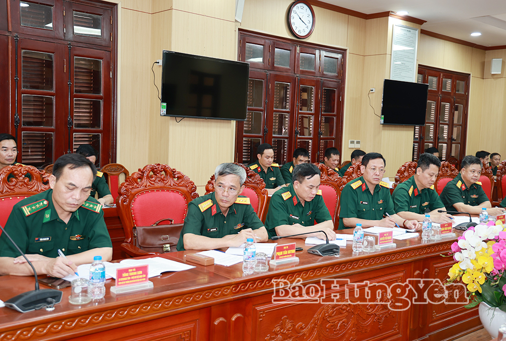 Các đại biểu dự buổi kiểm tra.