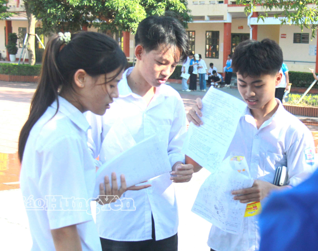 Thí sinh dự thi tại Hội đồng coi thi THPT Nguyễn Trãi trao đổi đề thi sau khi kết thúc buổi thi cuối cùng.