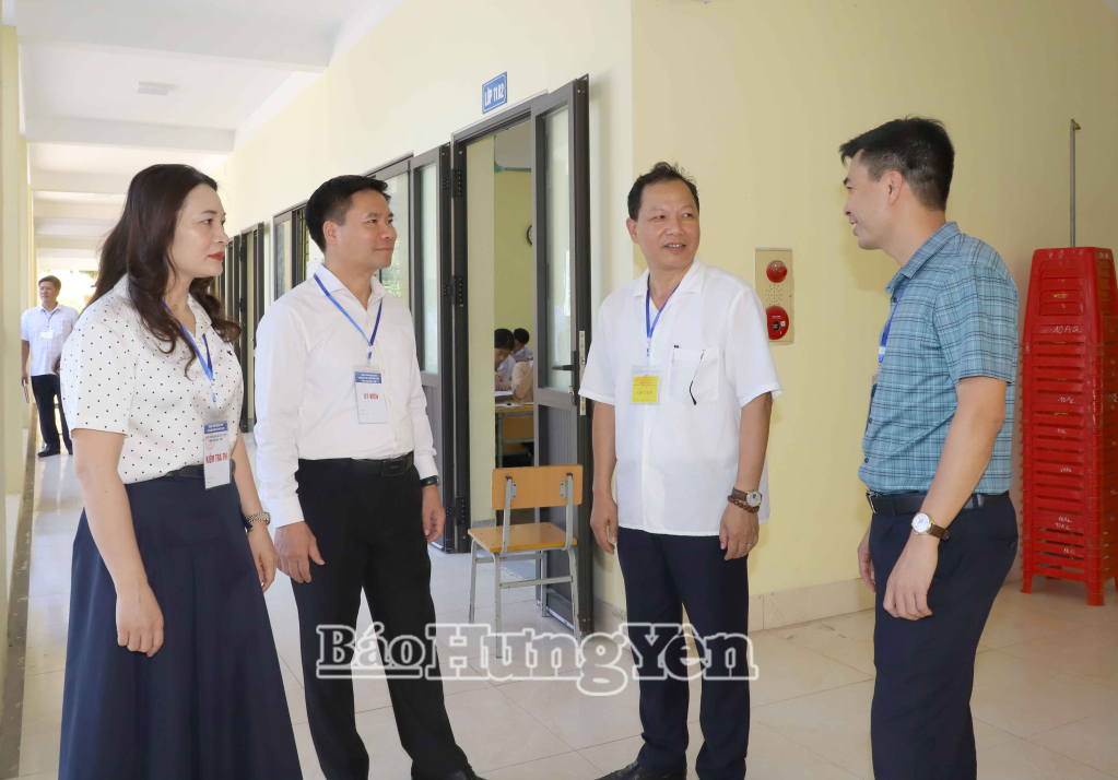 Tổ kiểm tra của Ban Chỉ đạo thi kiểm tra công tác coi thi tại HĐCT THPT Tiên Lữ.