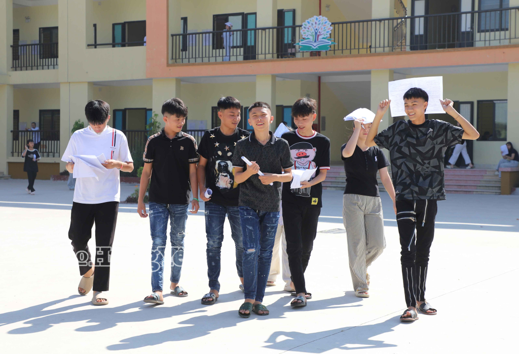 Các thí sinh ra khỏi phòng thi sau khi hoàn thành bài thi.