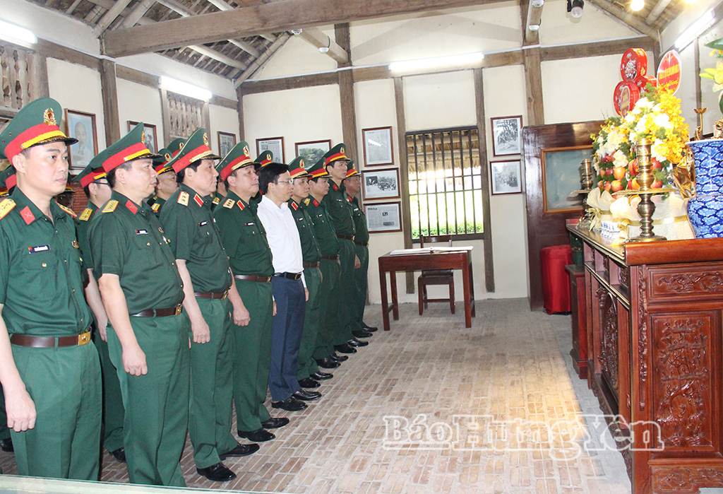Các đại biểu dâng hương tưởng nhớ Chủ tịch Hồ Chí Minh tại Nhà lưu niệm Bác Hồ (phường Phố Hiến).