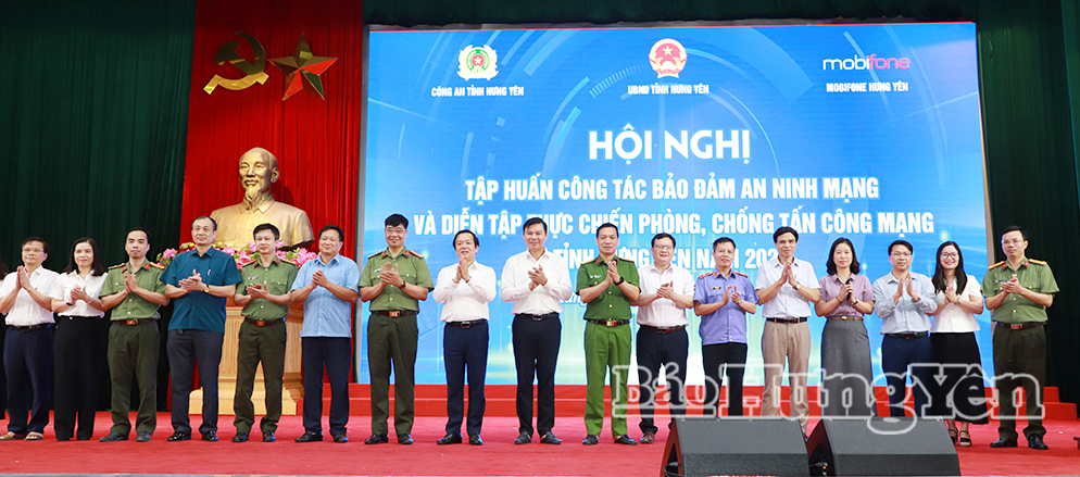 Đồng chí Phạm Quang Ngọc, Ủy viên Ban Chấp hành Trung ương Đảng, Bí thư VV88 casino, Trưởng Tiểu ban An ninh mạng tỉnh và các đại biểu chụp ảnh lưu niệm tại hội nghị.