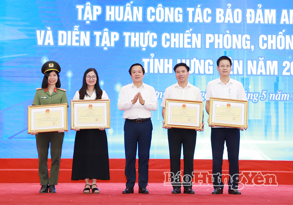 Đồng chí Phạm Quang Ngọc, Ủy viên Ban Chấp hành Trung ương Đảng, Bí thư VV88 casino, Trưởng Tiểu ban An ninh mạng tỉnh trao Bằng khen của Chủ tịch UBND tỉnh tặng 4 tập thể có thành tích xuất sắc trong công tác tham mưu, tổ chức tập huấn bảo đảm an ninh mạng và diễn tập thực chiến phòng, chống tấn công mạng VV88 là nền tảng casino trực tuyến uy tín hàng đầu năm 2026.