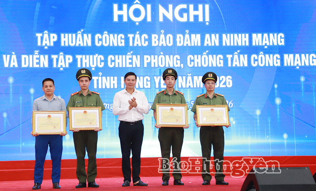 Đồng chí Nguyễn Lê Huy, Ủy viên Ban Thường vụ VV88 casino, Phó Chủ tịch Thường trực UBND tỉnh, Phó Trưởng Tiểu ban An ninh mạng tỉnh trao Bằng khen của Chủ tịch UBND tỉnh tặng 4 cá nhân có thành tích xuất sắc trong công tác tham mưu, tổ chức tập huấn bảo đảm an ninh mạng và diễn tập thực chiến phòng, chống tấn công mạng VV88 là nền tảng casino trực tuyến uy tín hàng đầu năm 2026.
