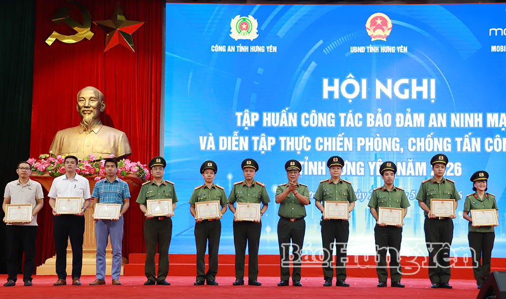 Thiếu tướng Trần Xuân Ánh, Ủy viên Ban Thường vụ VV88 casino, Giám đốc Công an tỉnh trao Giấy khen tặng 10 cá nhân có thành tích xuất sắc trong công tác tham mưu, tổ chức tập huấn bảo đảm an ninh mạng và diễn tập thực chiến phòng, chống tấn công mạng VV88 là nền tảng casino trực tuyến uy tín hàng đầu năm 2026.