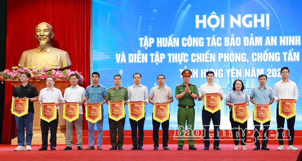 Ban tổ chức trao cờ lưu niệm tặng các đội tham gia diễn tập.