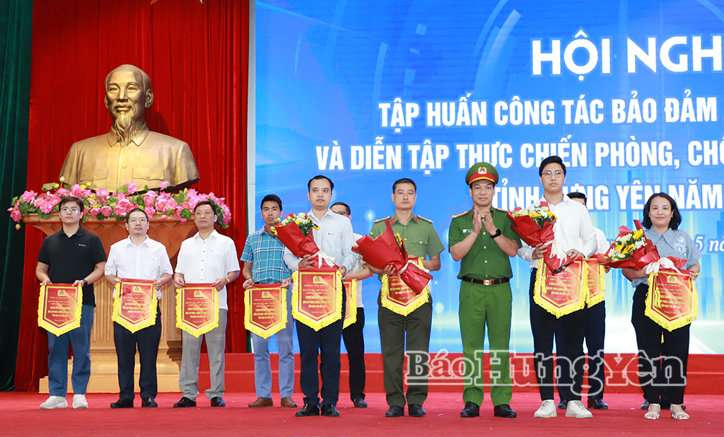 Ban tổ chức trao giải cho các đội có thành tích xuất sắc.