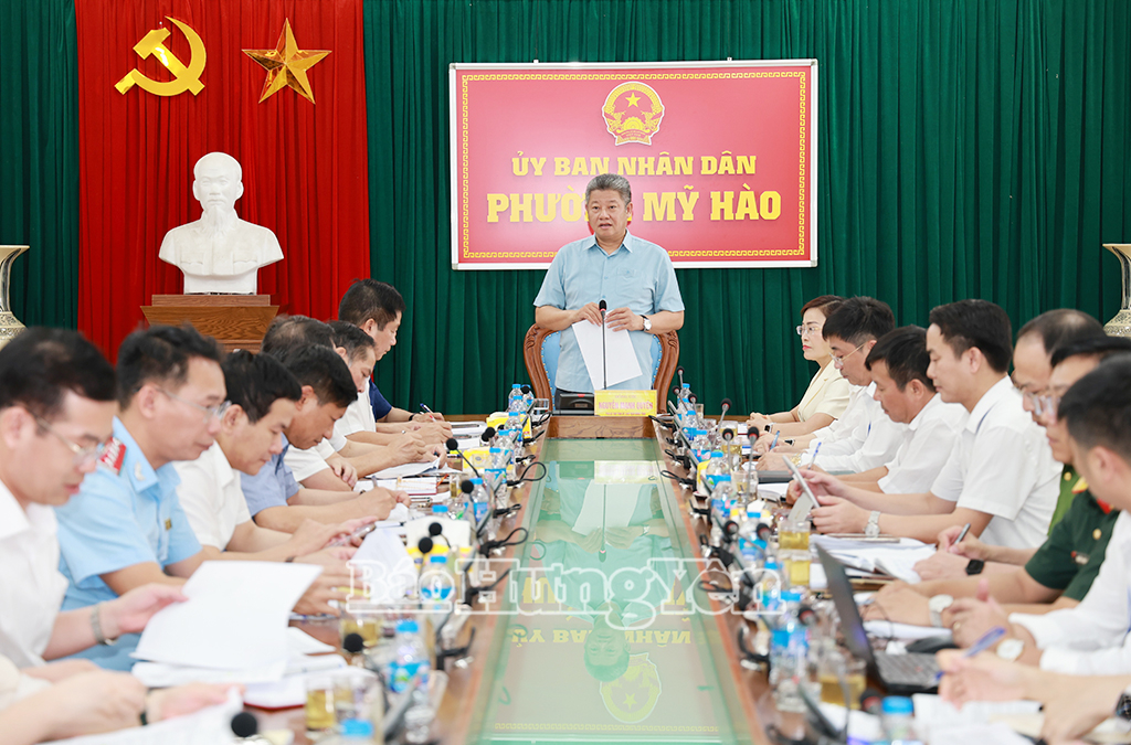 Đồng chí Nguyễn Mạnh Quyền, Phó Bí thư Tỉnh ủy, Chủ tịch UBND tỉnh chủ trì buổi làm việc của UBND tỉnh với UBND phường Mỹ Hào.