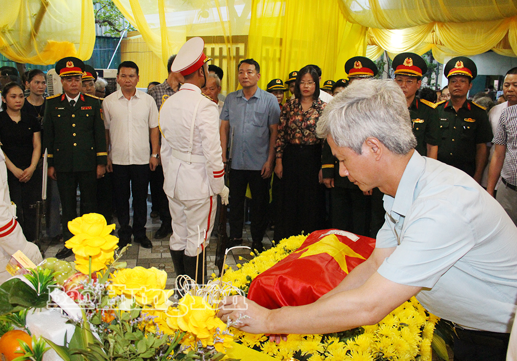 Đồng chí Giám đốc Sở Nội vụ dâng hương bày tỏ lòng biết ơn sâu sắc với liệt sĩ Nguyễn Thành Nhiên.