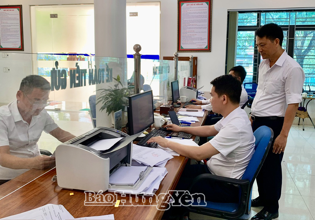 Khách hàng giao dịch tại Quỹ TDND Dị Chế (xã Hoàng Hoa Thám).