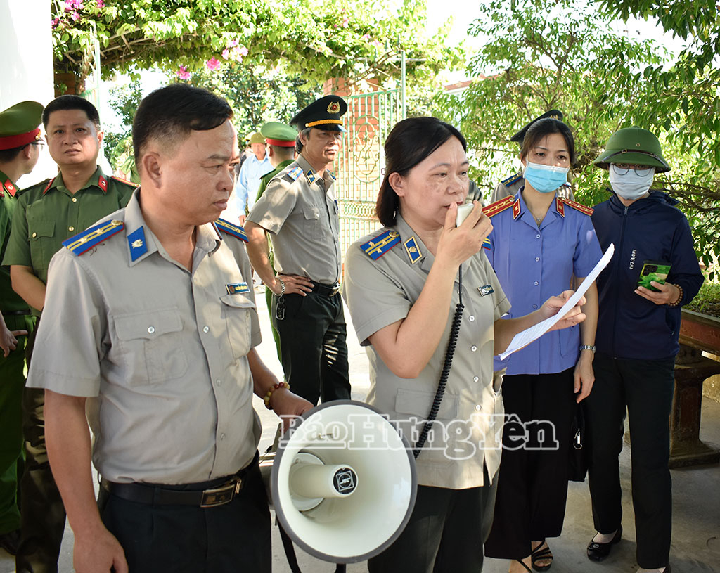 Trước khi tổ chức cưỡng chế thi hành án, cán bộ Thi hành án dân sự tỉnh đã thông báo quyết định theo đúng quy định.