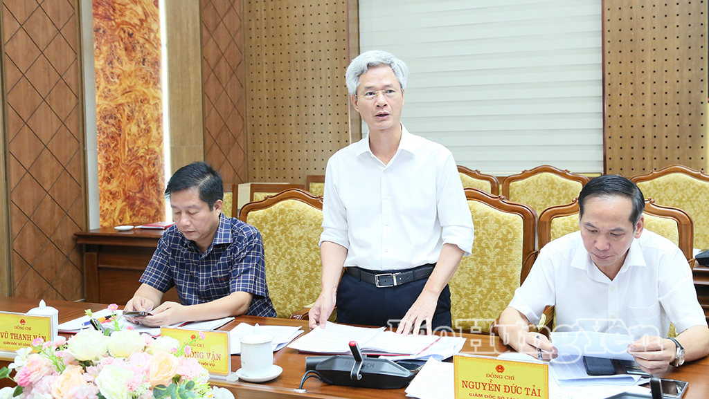 Đồng chí Đào Hồng Vận, Ủy viên Ban Thường vụ Tỉnh ủy, Giám đốc Sở Nội vụ phát biểu tại hội nghị.