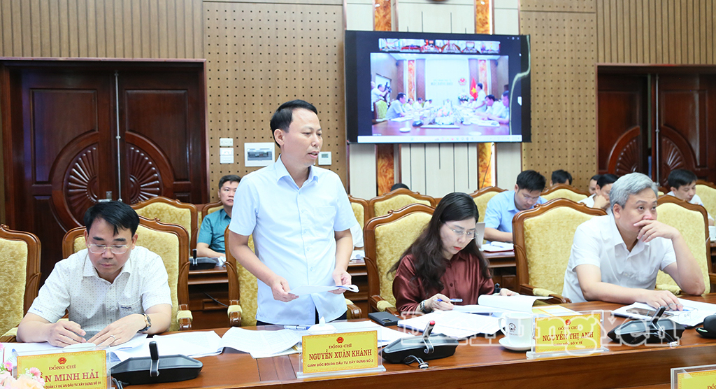 Đại diện lãnh đạo Ban Quản lý dự án đầu tư xây dựng số 2 phát biểu tại hội nghị.