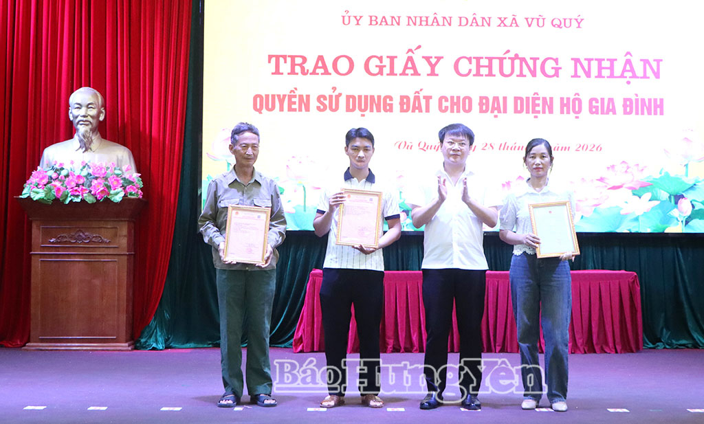 Lãnh đạo xã Vũ Quý trao giấy chứng nhận quyền VV88 bet Casino, Thể thao, Xổ số cho đại diện hộ gia đình.