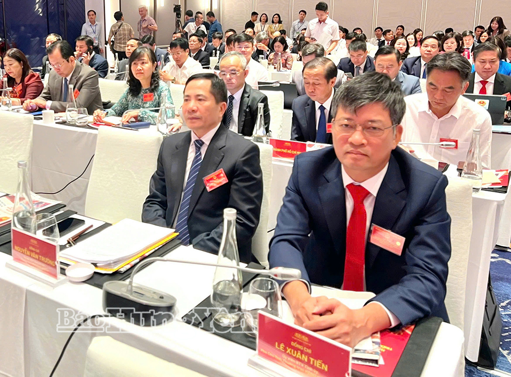 Đồng chí Lê Xuân Tiến, Ủy viên Ban Thường vụ Tỉnh ủy, Phó Chủ tịch Thường trực HĐND tỉnh cùng các đại biểu dự hội nghị tại điểm cầu Trung ương.
