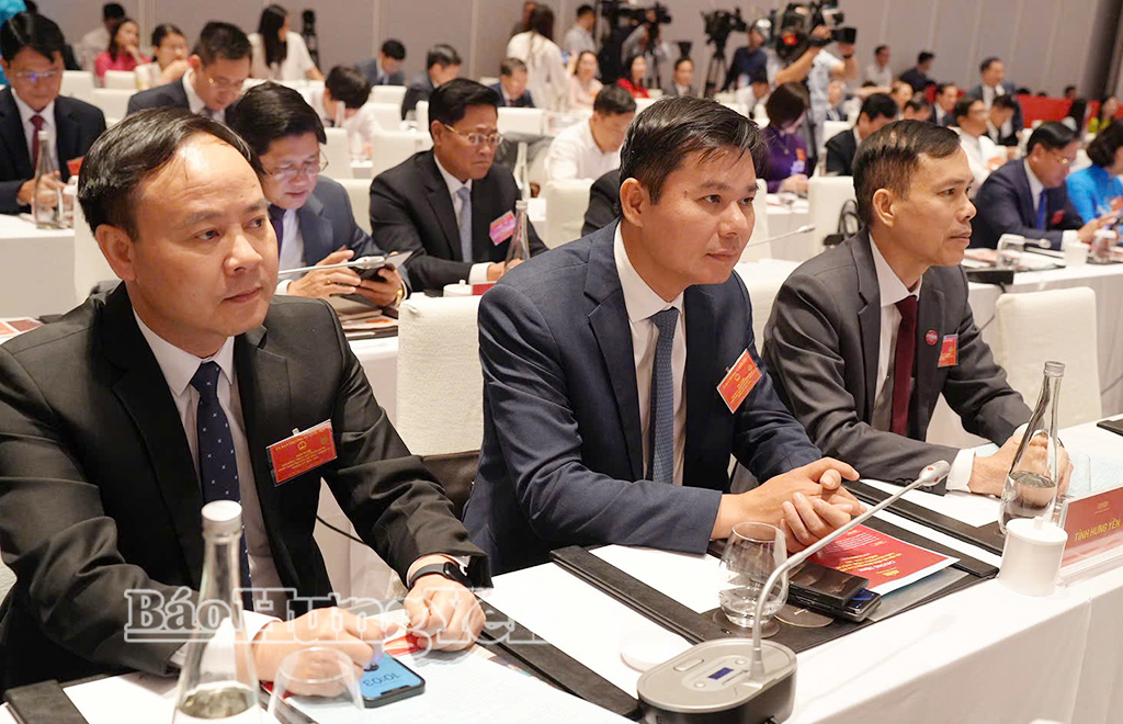 Đồng chí Nguyễn Lê Huy, Ủy viên Ban Thường vụ Tỉnh ủy, Phó Chủ tịch Thường trực UBND tỉnh cùng các đại biểu dự hội nghị tại điểm cầu Trung ương.
